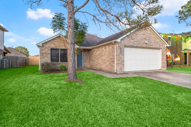 $2,000 | 3109 Berryfield Lane, Pearland, TX 77581