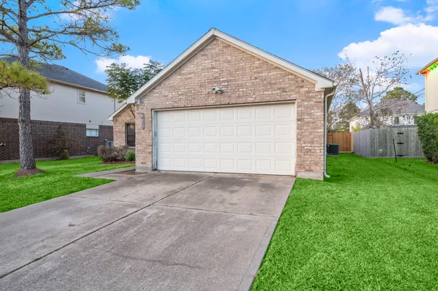 $2,000 | 3109 Berryfield Lane, Pearland, TX 77581