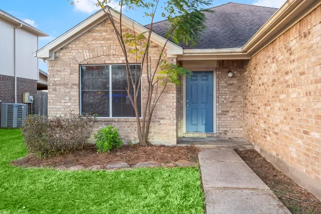 $2,000 | 3109 Berryfield Lane, Pearland, TX 77581