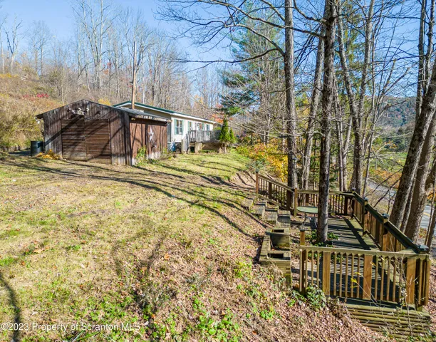 a view of a backyard