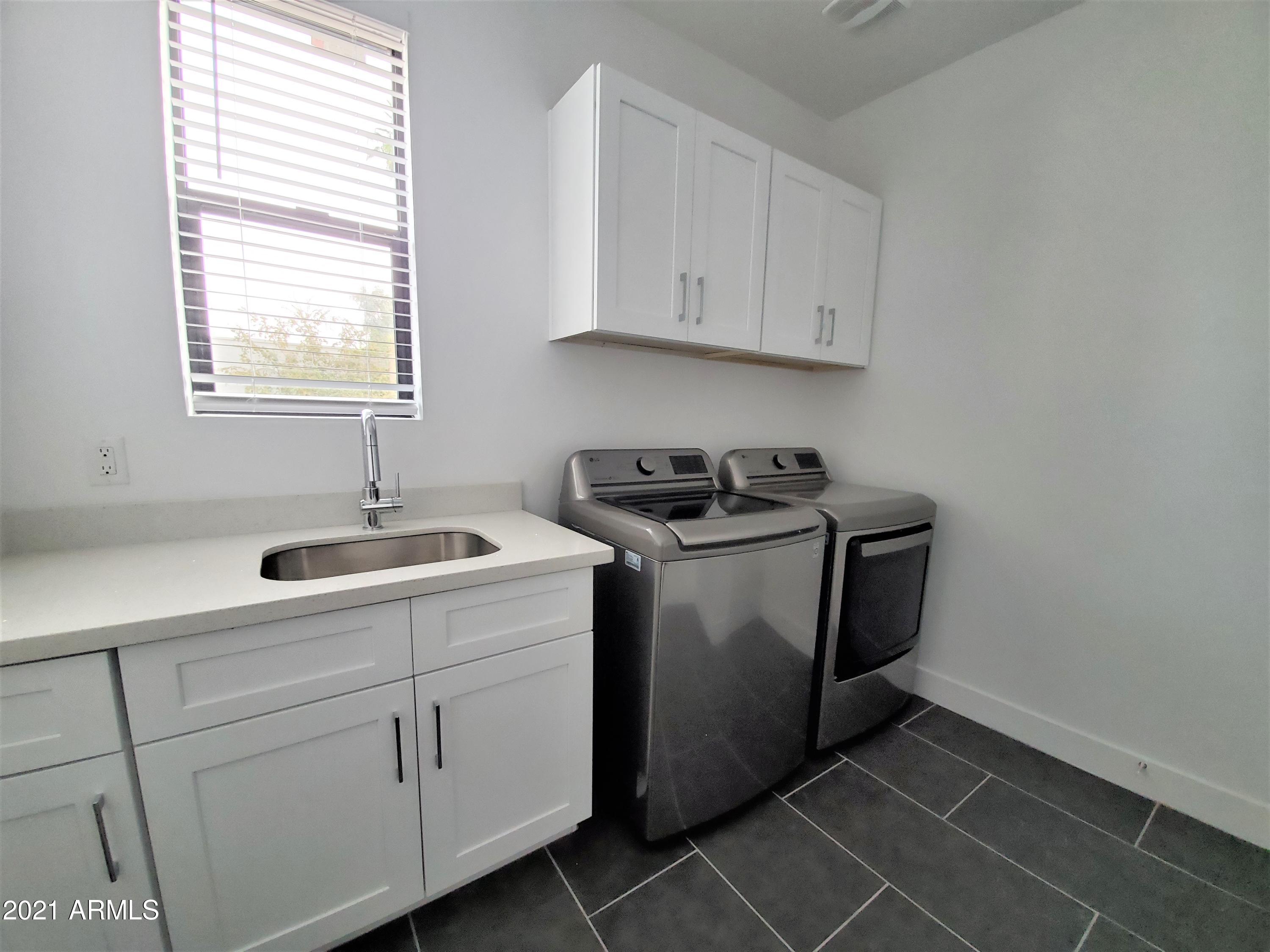 3900 North 30th Street, Unit 2 Phoenix, AZ 85016 - Photo 16 of 17 Laundry