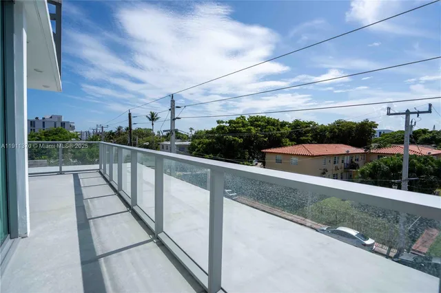 $3,950 | 8425 Crespi Boulevard, Unit 304, Miami Beach, FL 33141