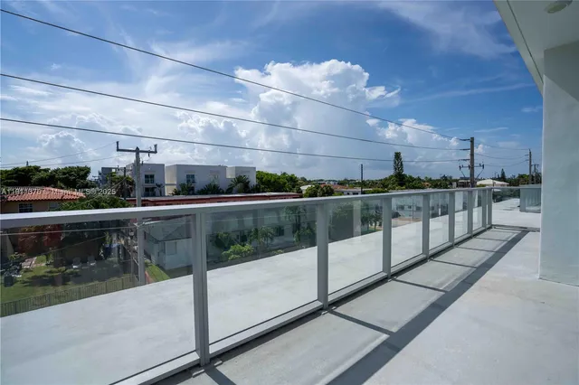 $3,950 | 8425 Crespi Boulevard, Unit 304, Miami Beach, FL 33141