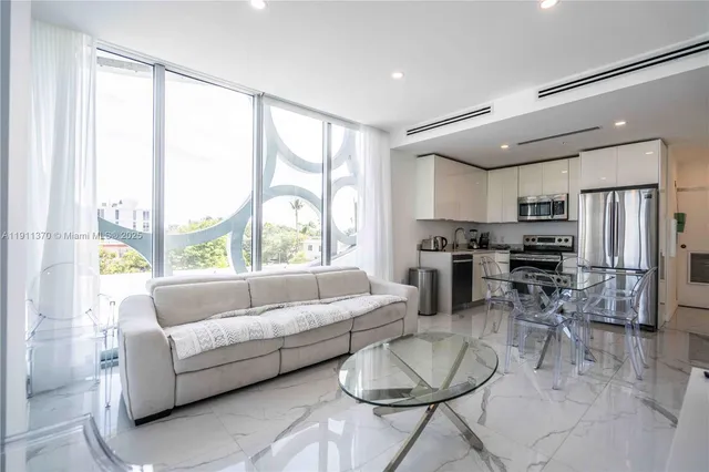 $3,950 | 8425 Crespi Boulevard, Unit 304, Miami Beach, FL 33141