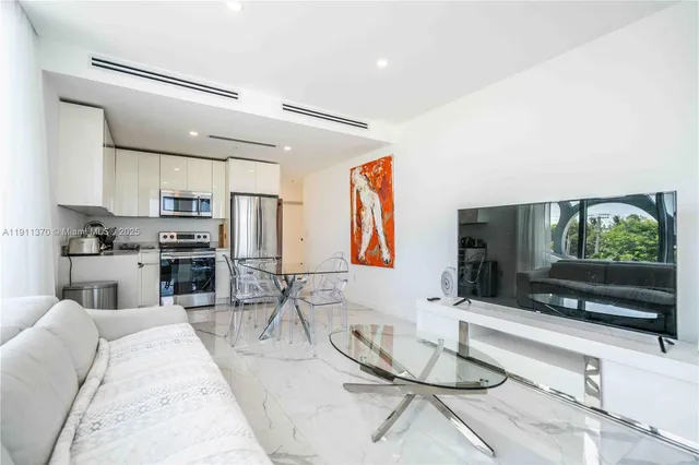 $3,950 | 8425 Crespi Boulevard, Unit 304, Miami Beach, FL 33141