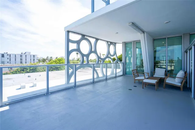 $3,950 | 8425 Crespi Boulevard, Unit 304, Miami Beach, FL 33141