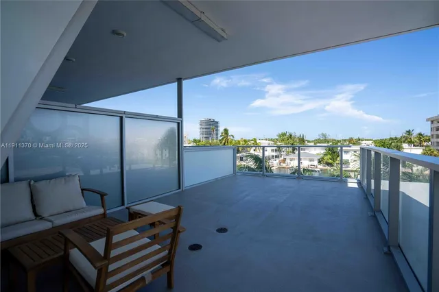 $3,950 | 8425 Crespi Boulevard, Unit 304, Miami Beach, FL 33141