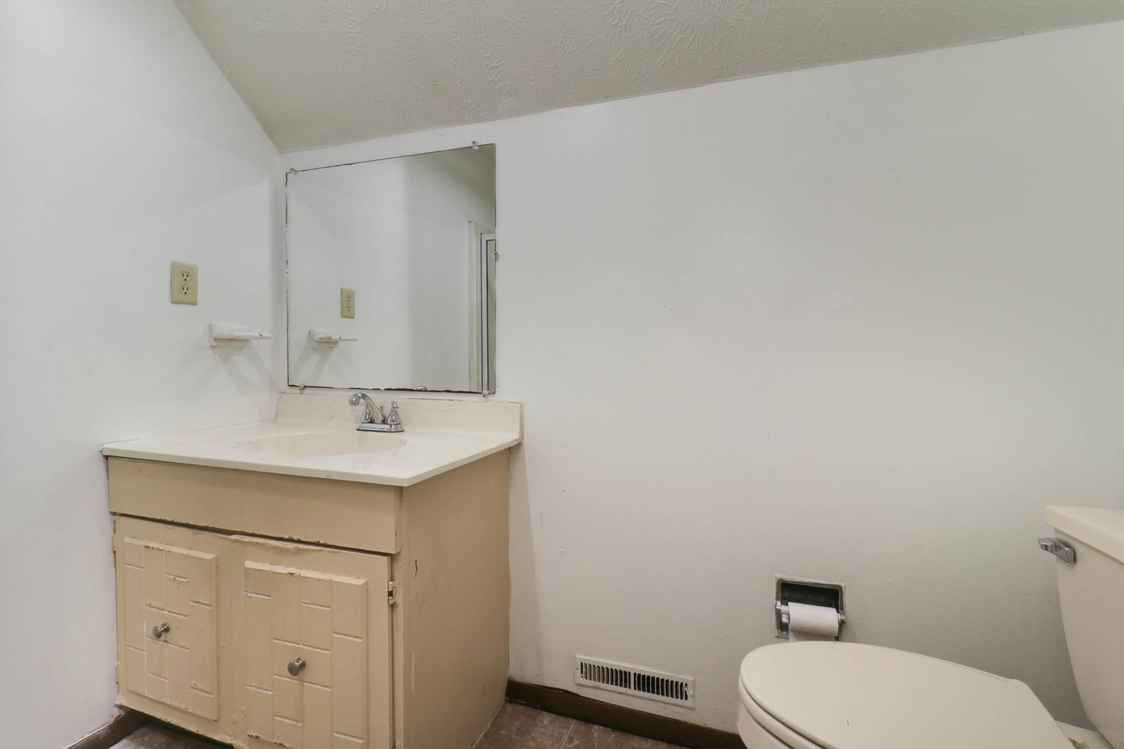 1528 North Hershey Road Bloomington, IL 61704 - Photo 18 of 34