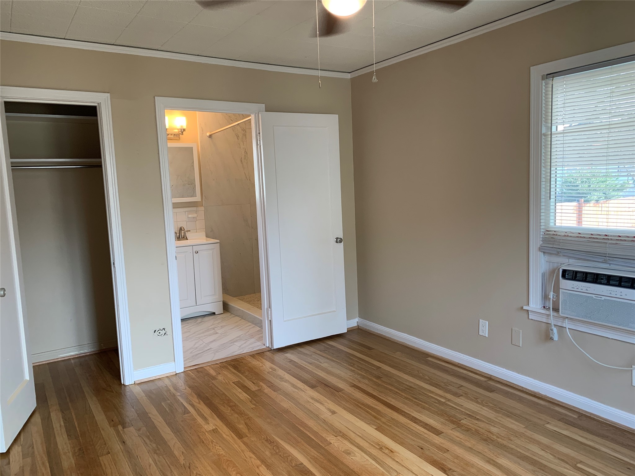 307 Avondale Street, Unit 1 5 Houston, TX 77006 - Photo 12 of 20 View of bedroom with window unit and ceiling fan.