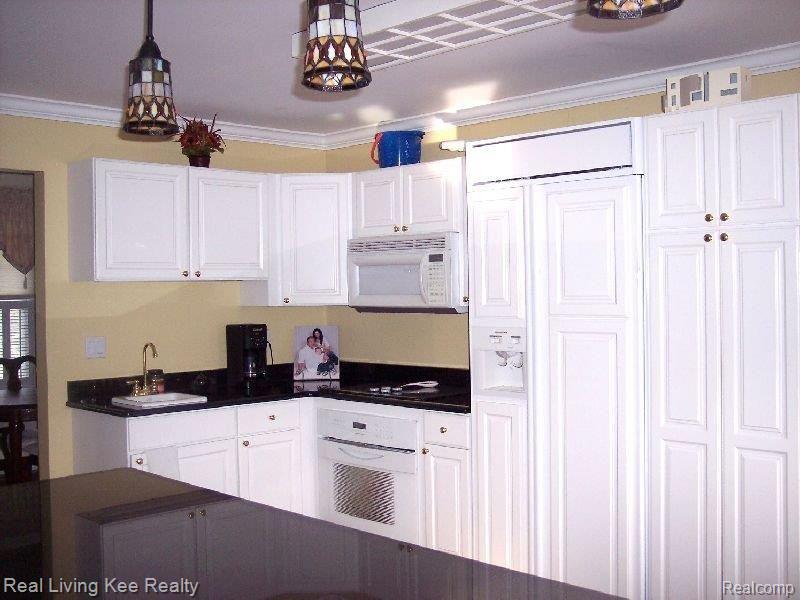 136 Coachlamp Road Rochester, MI 48306 - Photo 2 of 21 Kitchen