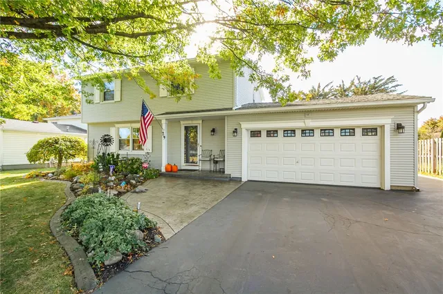$335,000 | 29 Laurelwood Drive, Greece, NY 14626