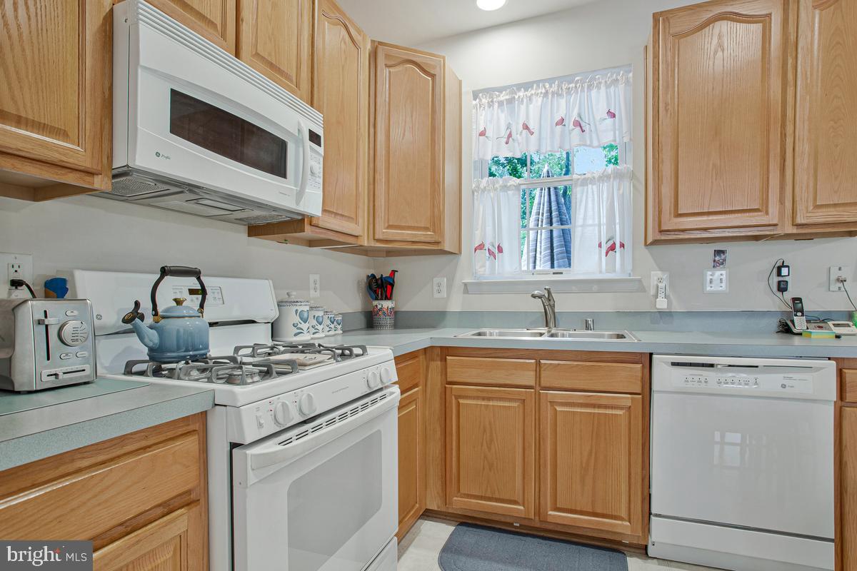224 Tilden Way, Unit 224 Edgewater, MD 21037 - Photo 13 of 49 Kitchen w/gas cooking & kitchen appliances convey
