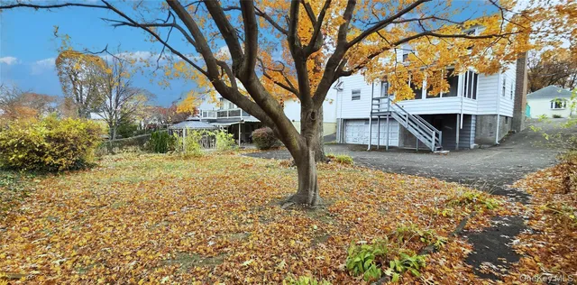 a view of a house with a yard