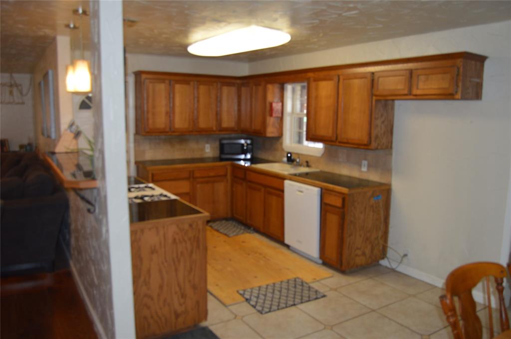 112 South 2nd Street Godley, TX 76044 - Photo 7 of 27