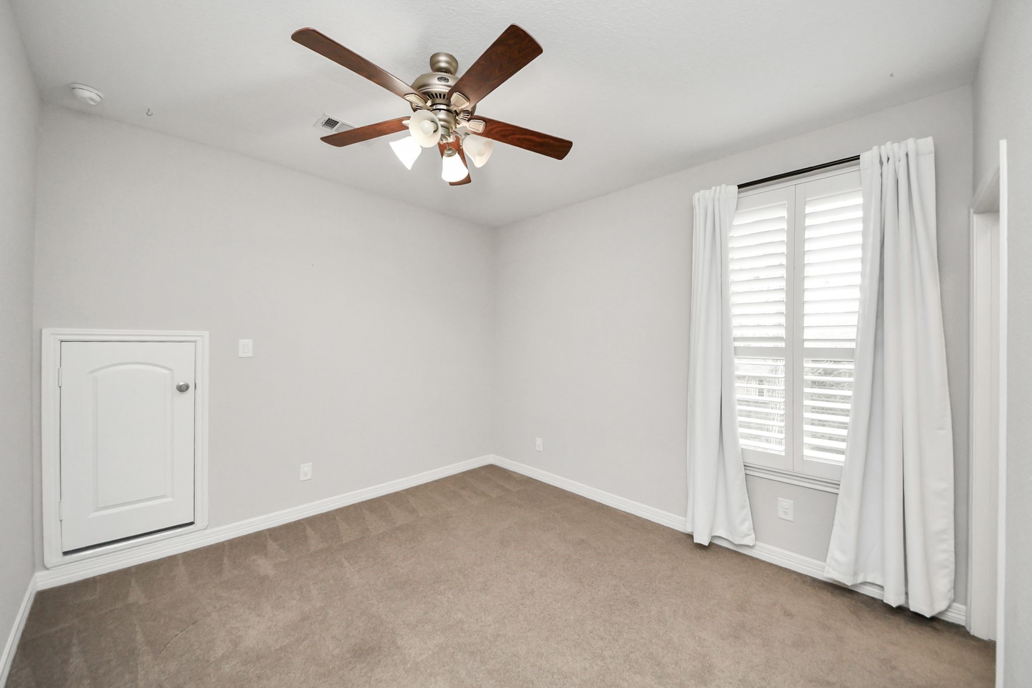 6002 Granite Shadow Lane Houston, TX 77365 - Photo 33 of 49 an empty room with a window and a fan