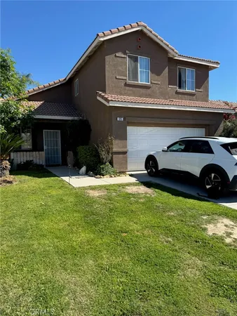 a view of a house with backyard and porch