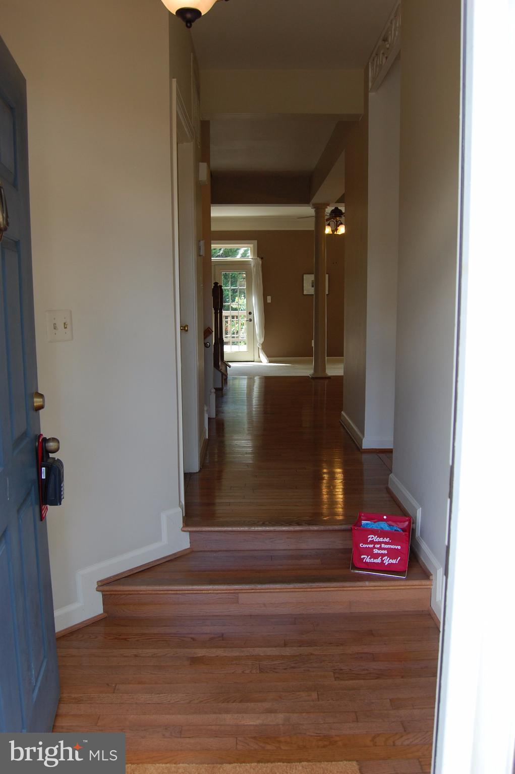20395 Marguritte Square Sterling, VA 20165 - Photo 2 of 29 Foyer and front entry hall