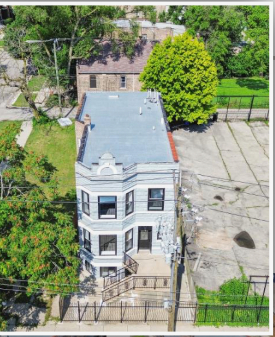 322 South Kostner Avenue Chicago, IL 60624 - Photo 33 of 35 an aerial view of a house with a yard