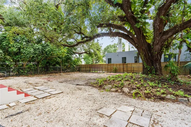 a view of a yard in front of the house