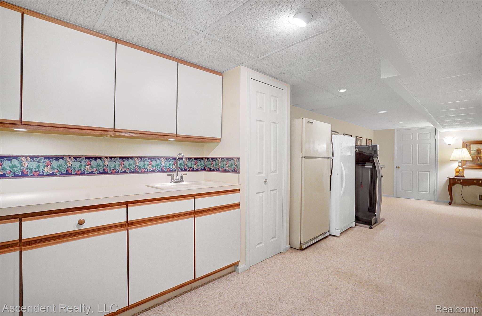3161 Brandon Court Rochester, MI 48309 - Photo 27 of 35 Lower level wetbar