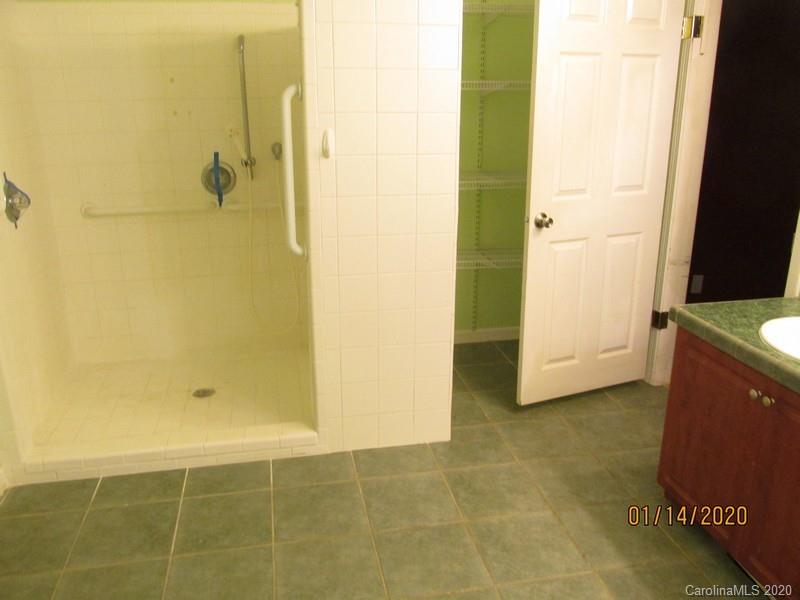 939 A Pinckney Road Chester, SC 29706 - Photo 14 of 14 a bathroom with a bathtub