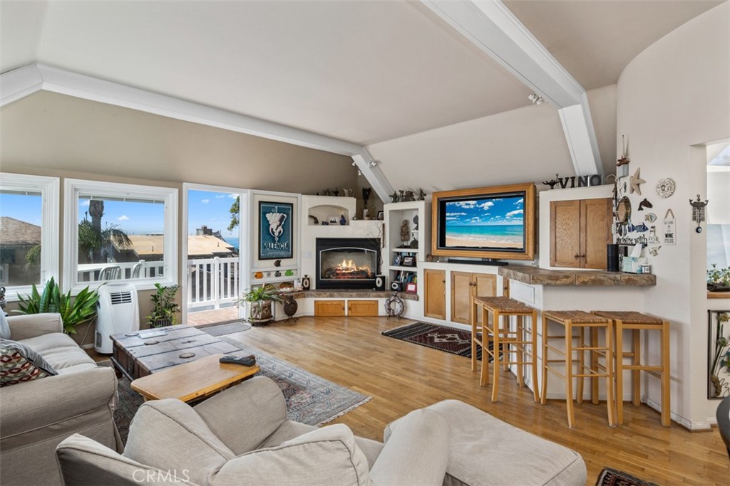 181 Sunset Terrace Laguna Beach, CA 92651 - Photo 37 of 54 Living Room, Bar, Tv, Balcony with BBQ
