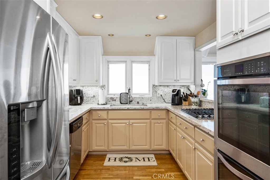 181 Sunset Terrace Laguna Beach, CA 92651 - Photo 43 of 54 Kitchen with Granite Counter/ Stainless Steel appliances
