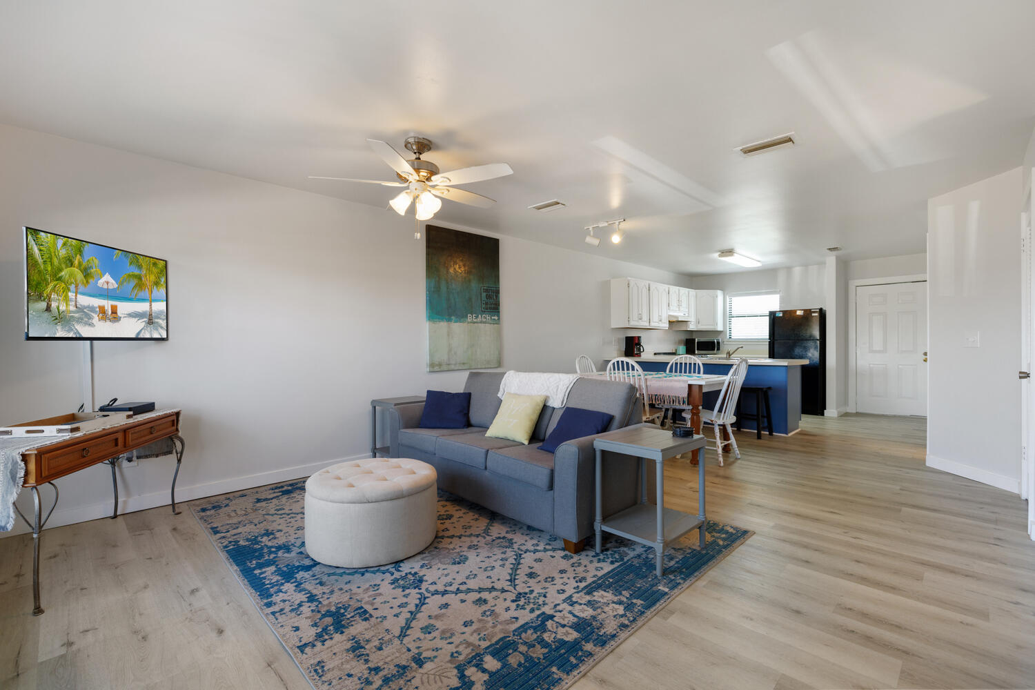 145 Cain Road Panama City Beach, FL 32413 - Photo 16 of 60 a living room with furniture