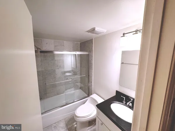 $2,400 | 1010 22nd Street Northwest, Unit B, Washington, DC 20037