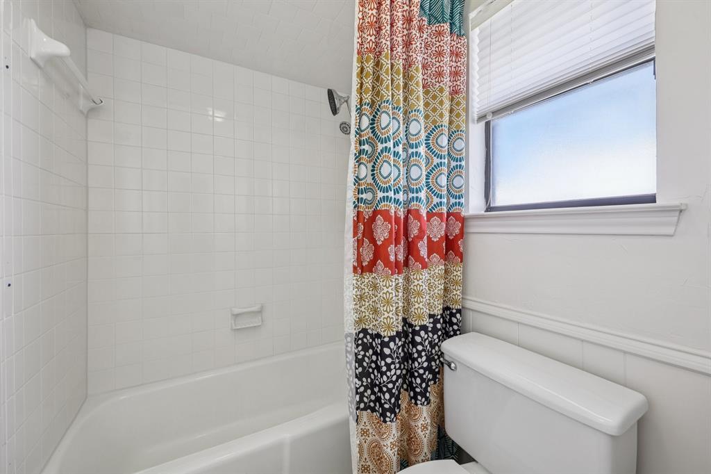 10202 Chisholm Trail Dallas, TX 75243 - Photo 25 of 40 Part of Jack & Jill Bath