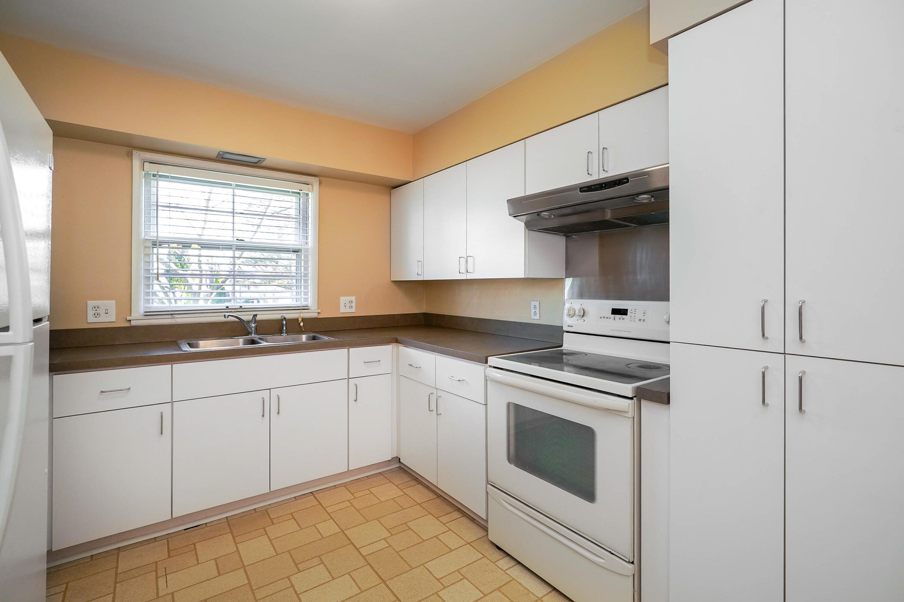 413 Darbyhurst Road Columbus, OH 43228 - Photo 9 of 34 Kitchen