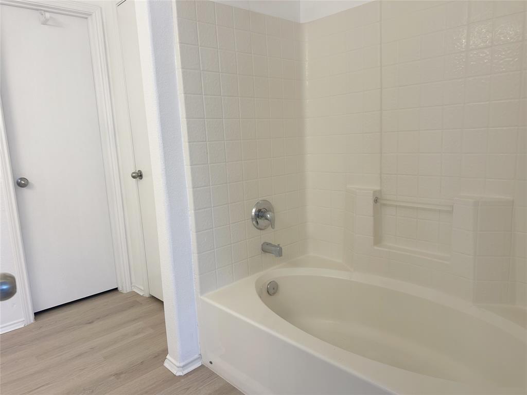 7537 Lazy Spur Boulevard Fort Worth, TX 76131 - Photo 6 of 24 a bathroom with bathtub and shower