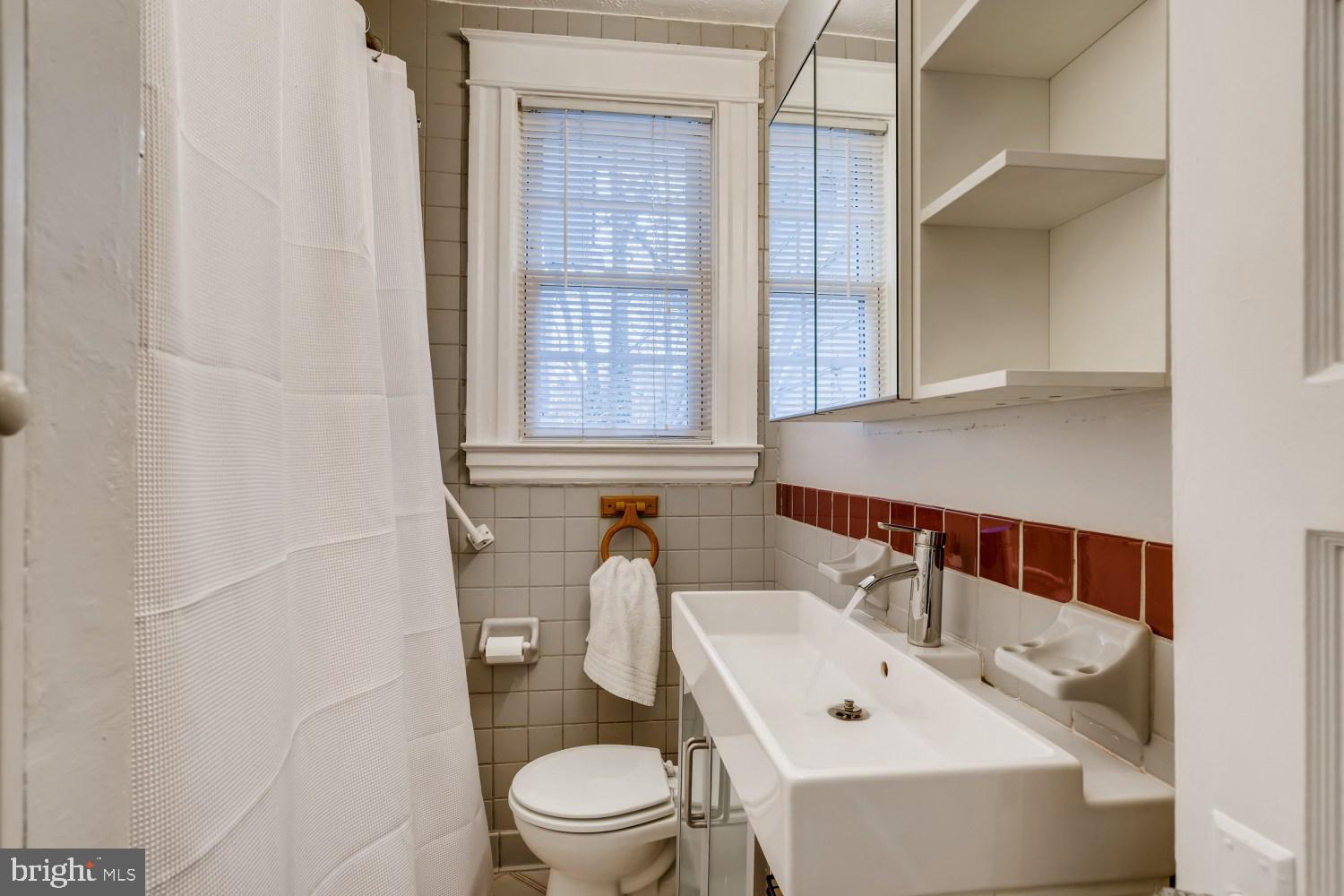 1111 Overbrook Road Baltimore, MD 21239 - Photo 13 of 32 First Floor Full Bath