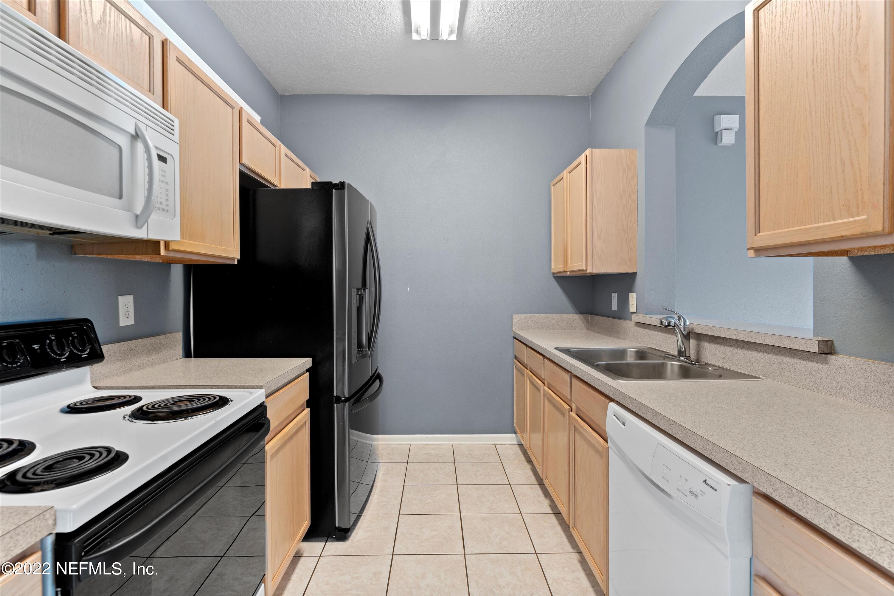10550 Baymeadows Road, Unit 911 Jacksonville, FL 32256 - Photo 5 of 22 Kitchen