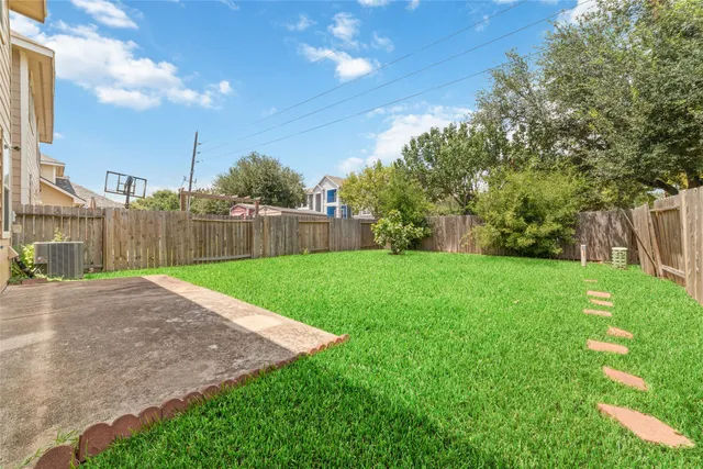 a view of a yard with palm tree