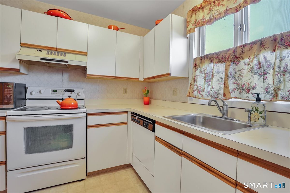 827 Oronoke Road, Unit 51 Waterbury, CT 06708 - Photo 3 of 24 Efficient kitchen