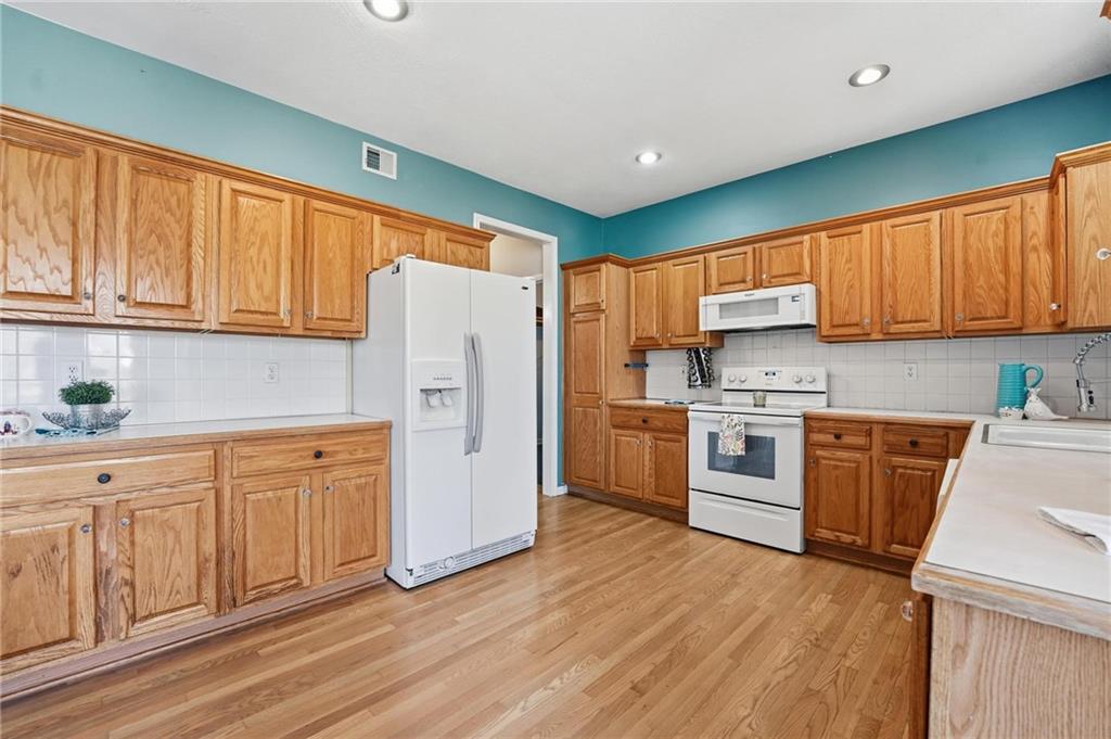 12930 South Summit Street Olathe, KS 66062 - Photo 17 of 58