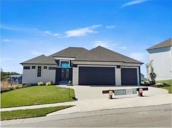 $949,900 | 7003 North Polk Avenue, Kansas City, MO 64151