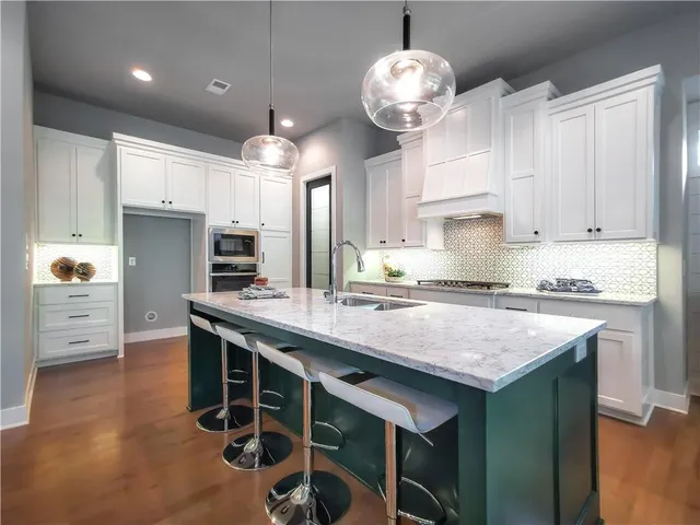 $949,900 | 7003 North Polk Avenue, Kansas City, MO 64151