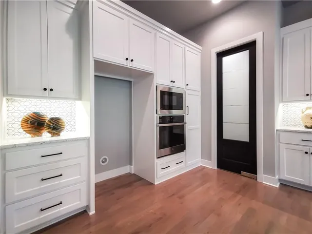 $949,900 | 7003 North Polk Avenue, Kansas City, MO 64151