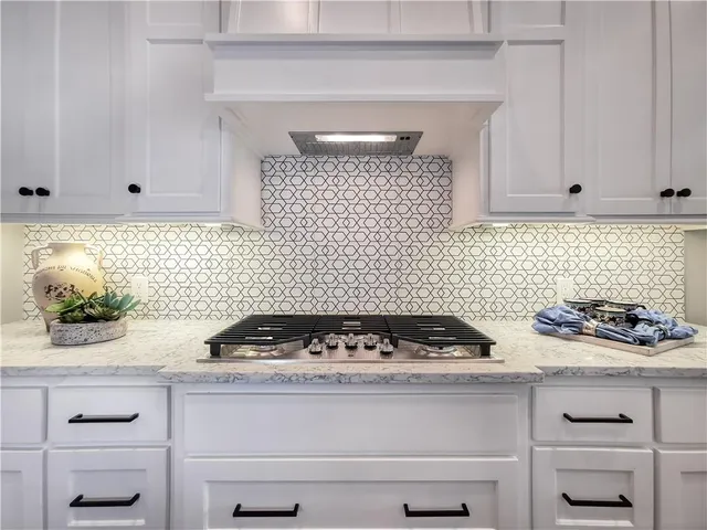 $949,900 | 7003 North Polk Avenue, Kansas City, MO 64151