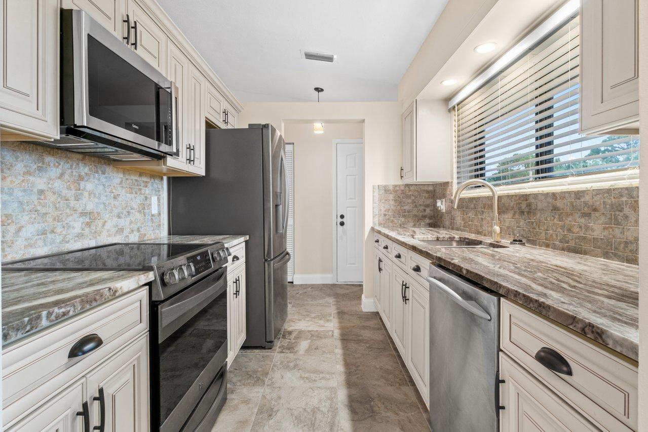 1102 Wingfoot Drive, Unit C Jupiter, FL 33458 - Photo 11 of 29 007-1102WingfootDrive-Jupiter-FL-33458-S