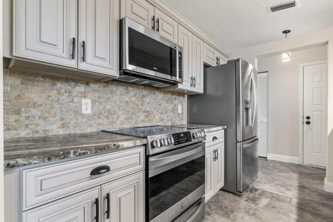 1102 Wingfoot Drive, Unit C Jupiter, FL 33458 - Photo 12 of 29 005-1102WingfootDrive-Jupiter-FL-33458-S