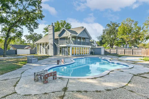 a view of a yard with palm trees