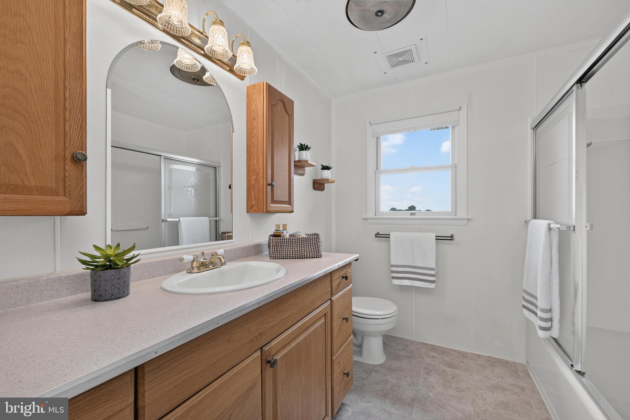 13835 Howard Road Dayton, MD 21036 - Photo 21 of 43 Hall bath with generous vanity