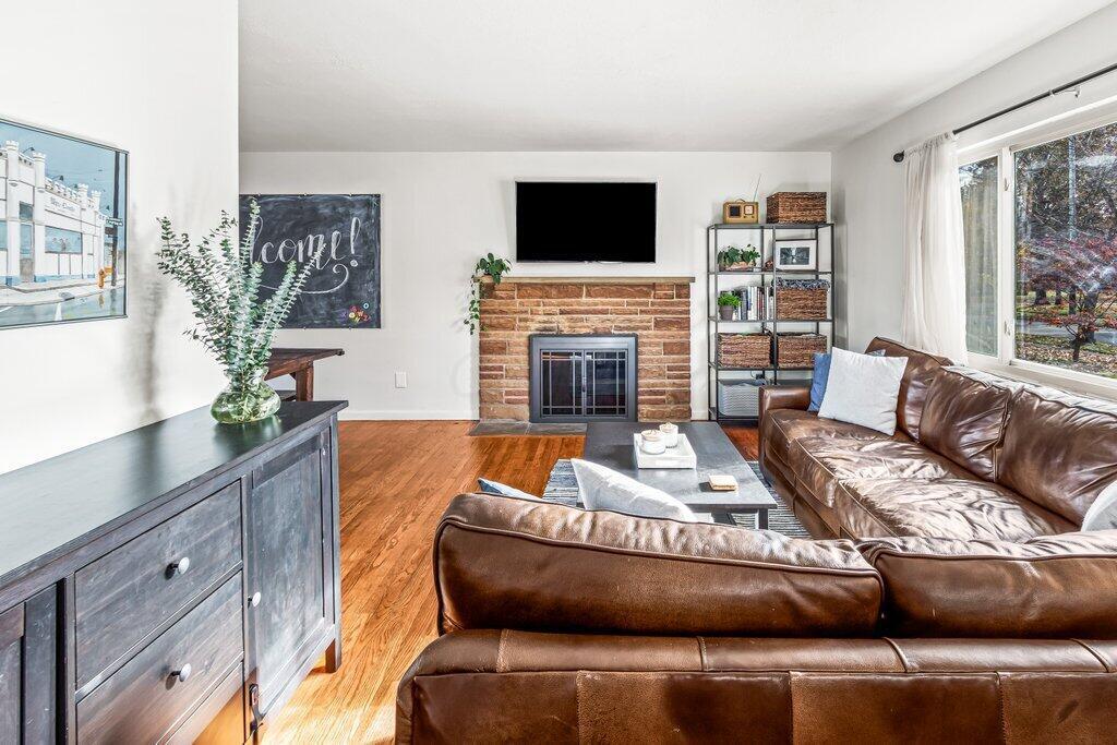 2654 Ruhl Avenue Columbus, OH 43209 - Photo 6 of 30 Living Room