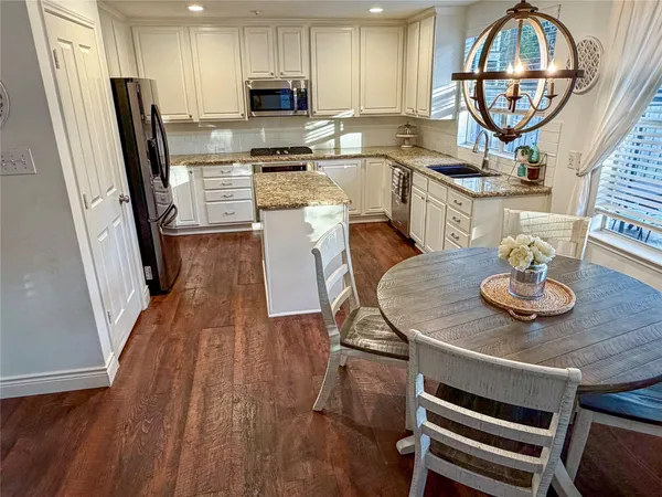 $560,000 | 19 East New Avery Place, The Woodlands, TX 77382