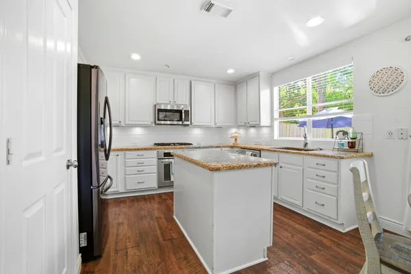 $560,000 | 19 East New Avery Place, The Woodlands, TX 77382