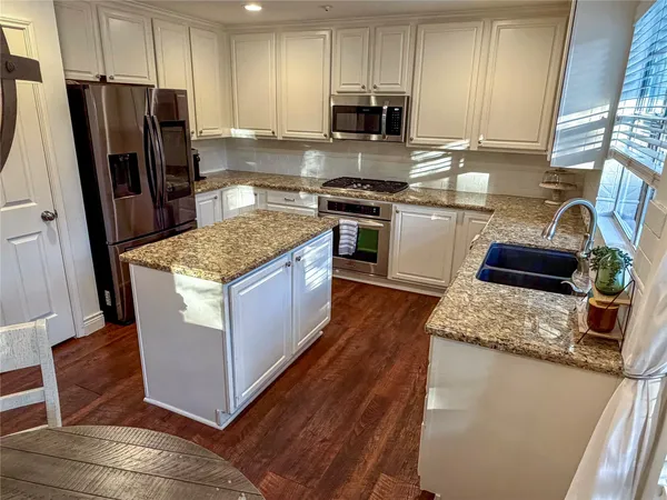 $560,000 | 19 East New Avery Place, The Woodlands, TX 77382