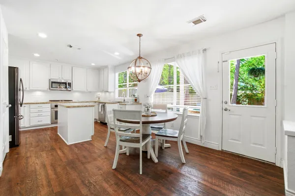 $560,000 | 19 East New Avery Place, The Woodlands, TX 77382